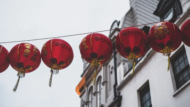 Lanterne rosse a Chinatown in via Paolo Sarpi a Milano