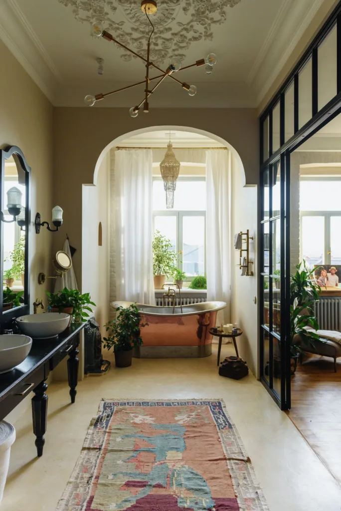 Interno di una casa vacanze con piante e luce naturale
