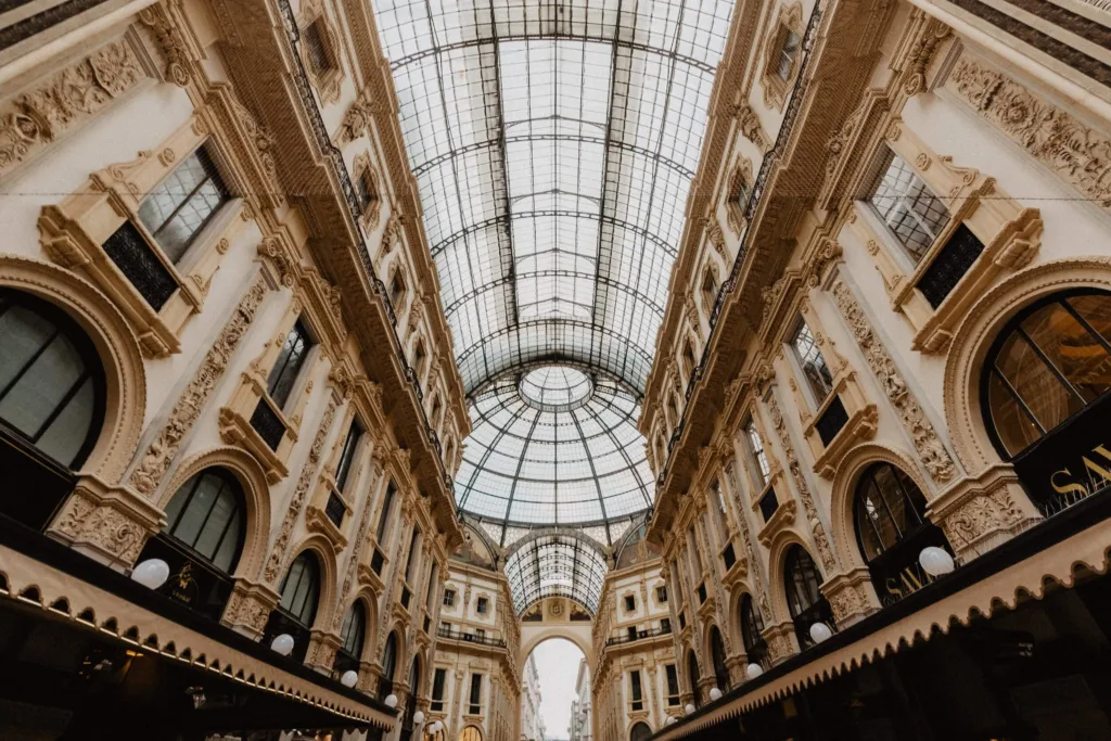 Volta in vetro e ferro della Galleria Vittorio Emanuele II a Milano, città di B&B e affitti brevi