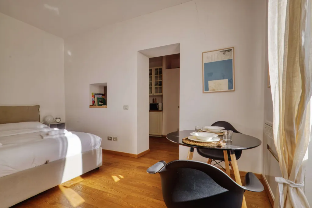 Camera da letto con tavolo apparecchiato in una prima casa affittata per brevi periodi