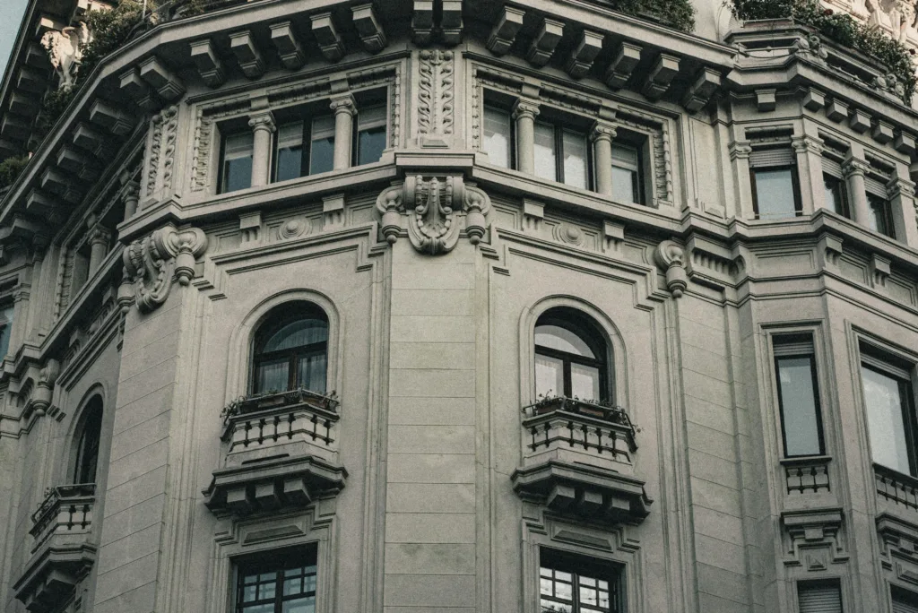 Facciata di un palazzo storico di Milano con appartamenti destinati ad affitti brevi