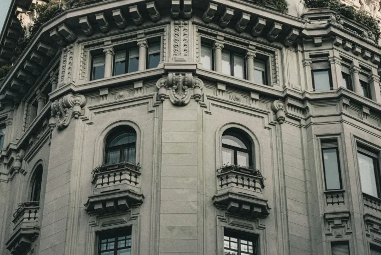 Facciata di un palazzo storico di Milano con appartamenti destinati ad affitti brevi