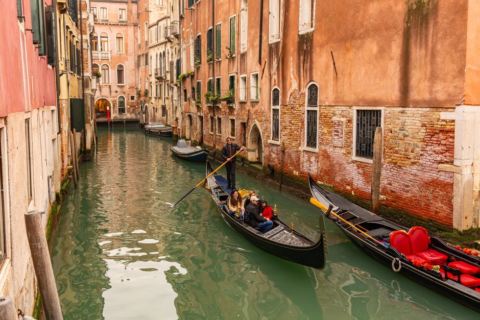 Tipico canale di Venezia con gondole, meta del turismo internazionale