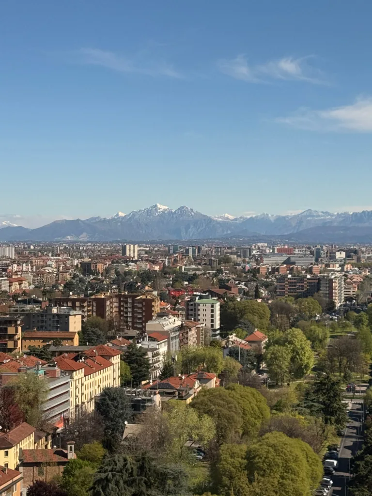Skyline di Milano con i grattacieli di Porta Nuova, città di riferimento per gli affitti brevi