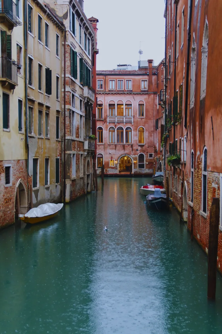 Canale di Venezia con palazzi storici, meta turistica per case vacanze e affitti brevi